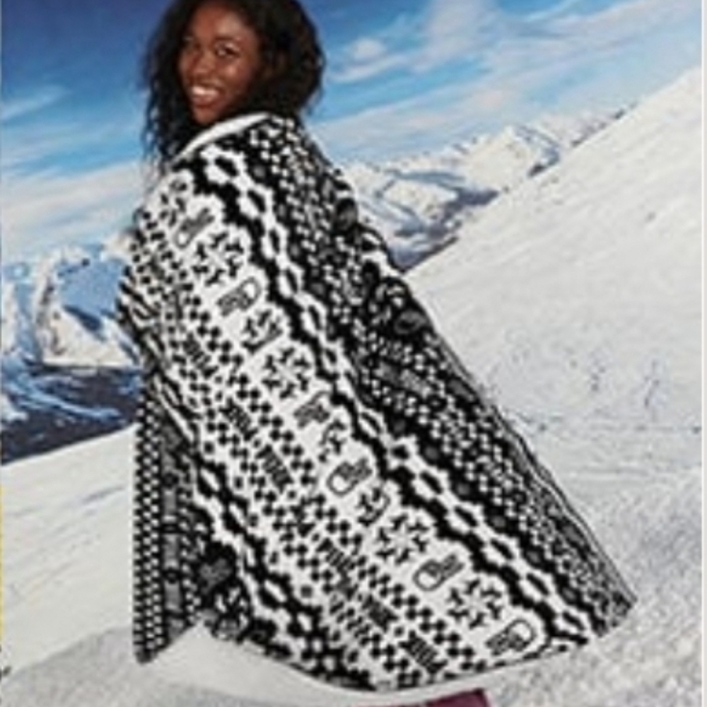 Vs PINK ❤ Sherpa Blanket - Picture 5 of 9